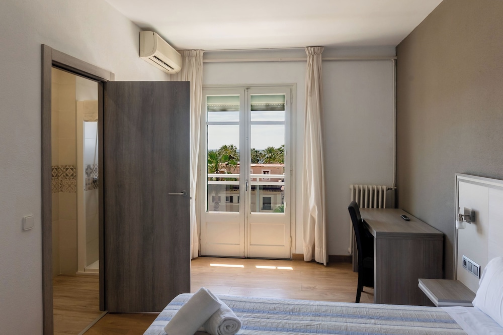Hotel Planas — Hotel rooms in Salou, Catalonia