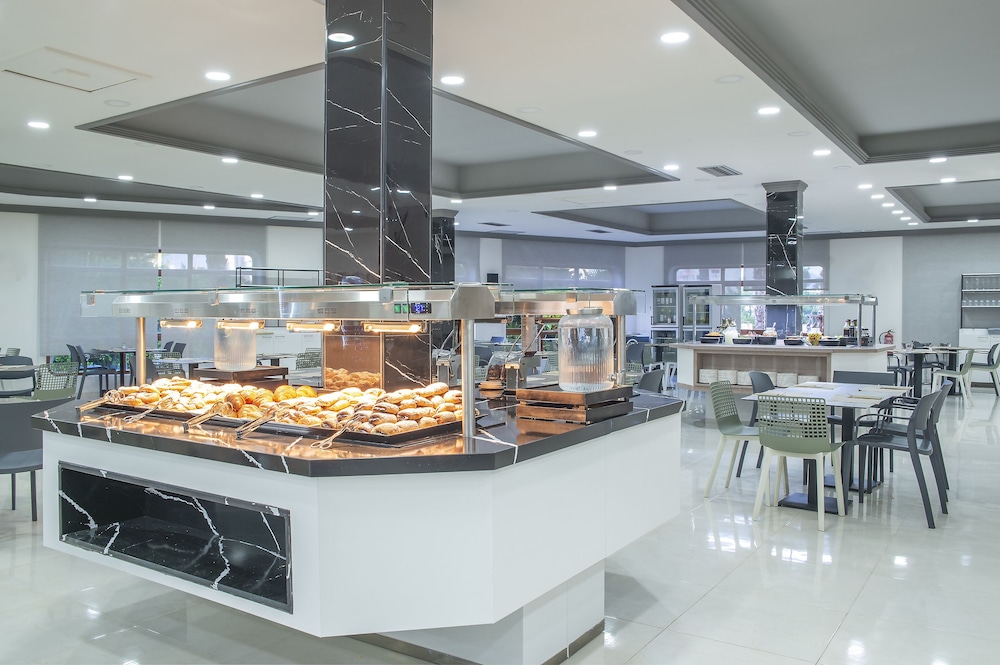 Hotel Benidorm East by Pierre & Vacances — Restaurant & bars in Benidorm, Valencian Community