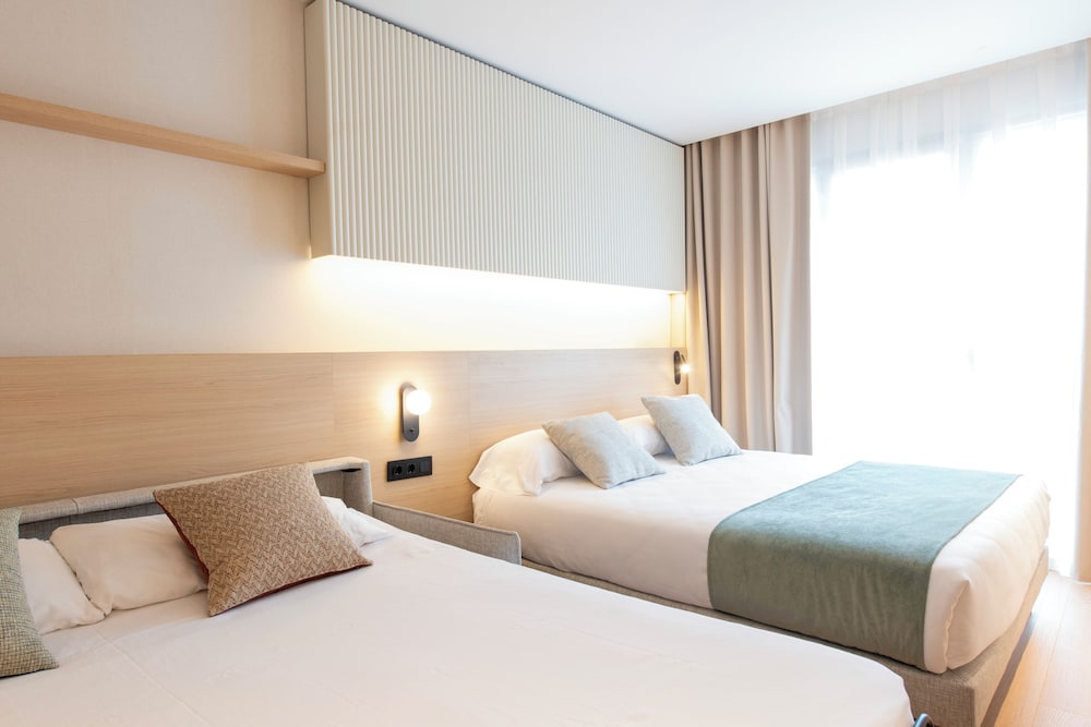 Aparthotel Atenea Calabria — Hotel rooms in Barcelona, Catalonia
