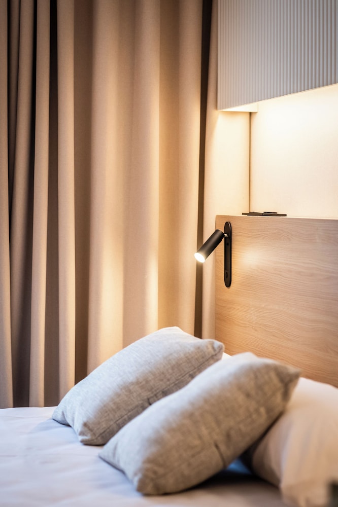 Aparthotel Atenea Calabria — Hotel rooms in Barcelona, Catalonia