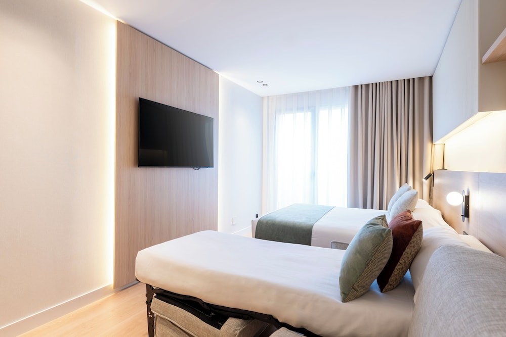 Aparthotel Atenea Calabria — Hotel rooms in Barcelona, Catalonia