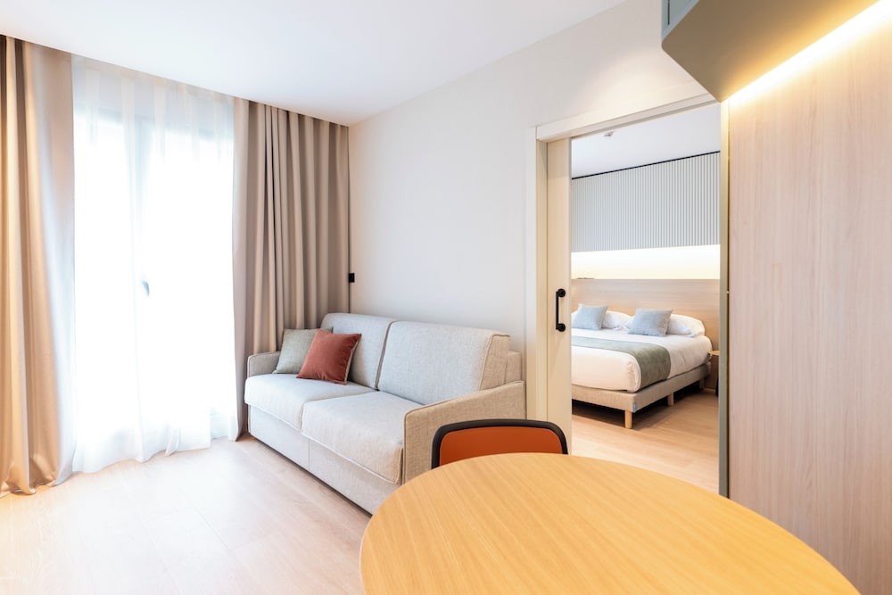 Aparthotel Atenea Calabria — Hotel rooms in Barcelona, Catalonia