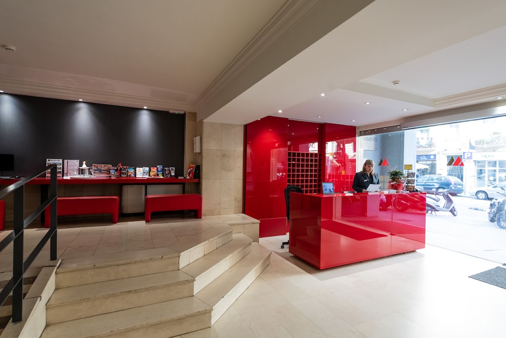 Aparthotel Atenea Calabria — Hotel building in Barcelona, Catalonia