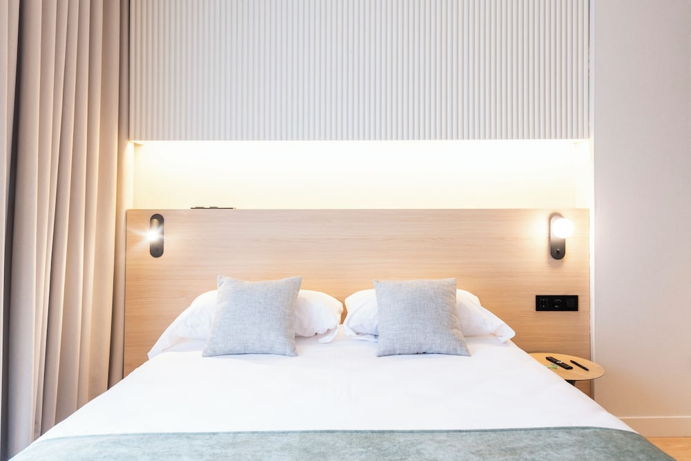 Aparthotel Atenea Calabria — Hotel rooms in Barcelona, Catalonia