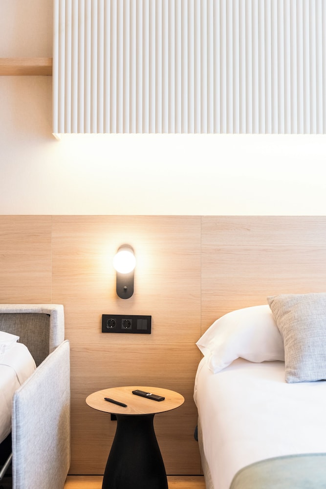 Aparthotel Atenea Calabria — Hotel rooms in Barcelona, Catalonia