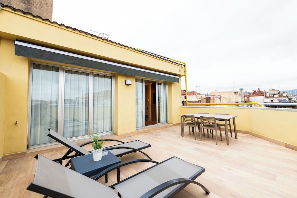 Aparthotel Atenea Calabria — Hotel building in Barcelona, Catalonia