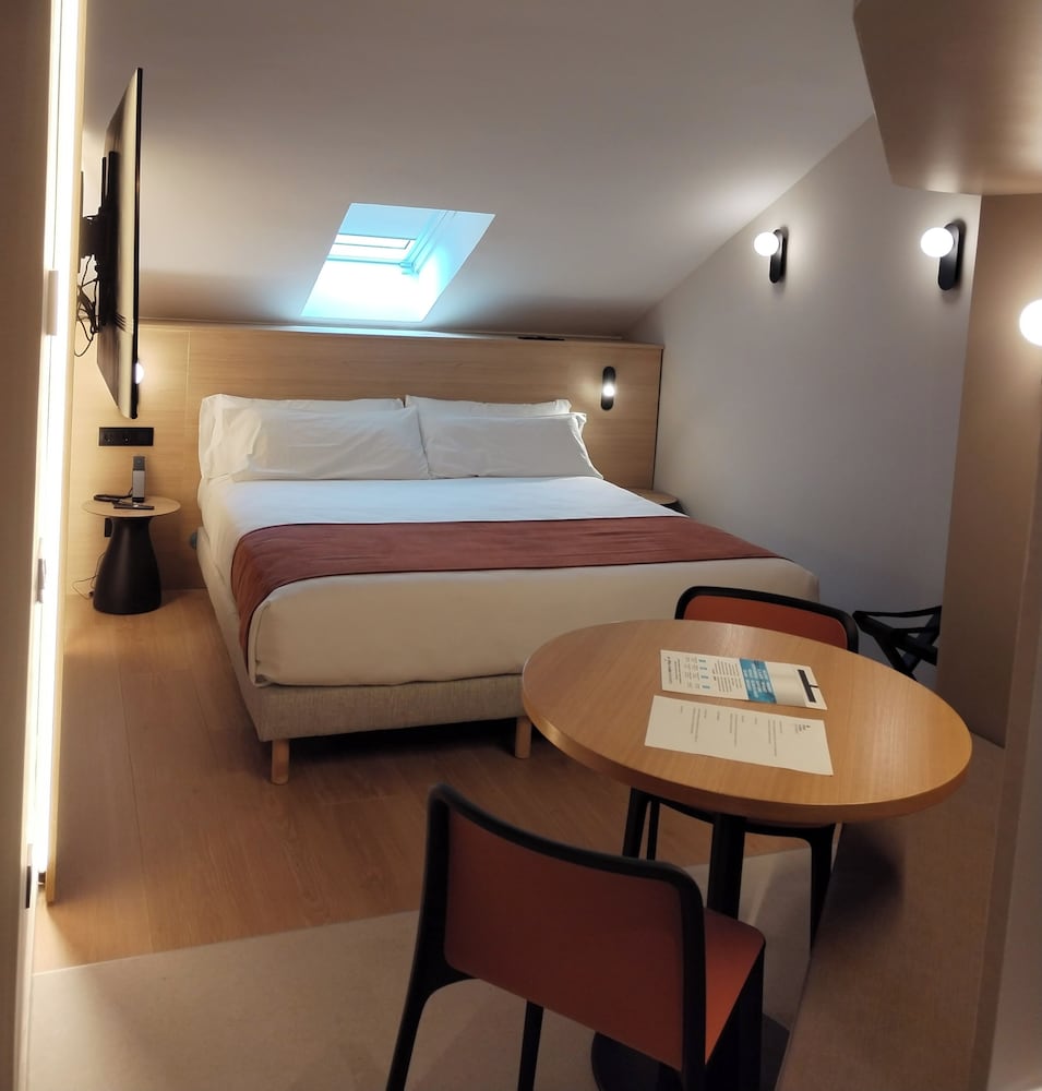 Aparthotel Atenea Calabria — Hotel rooms in Barcelona, Catalonia