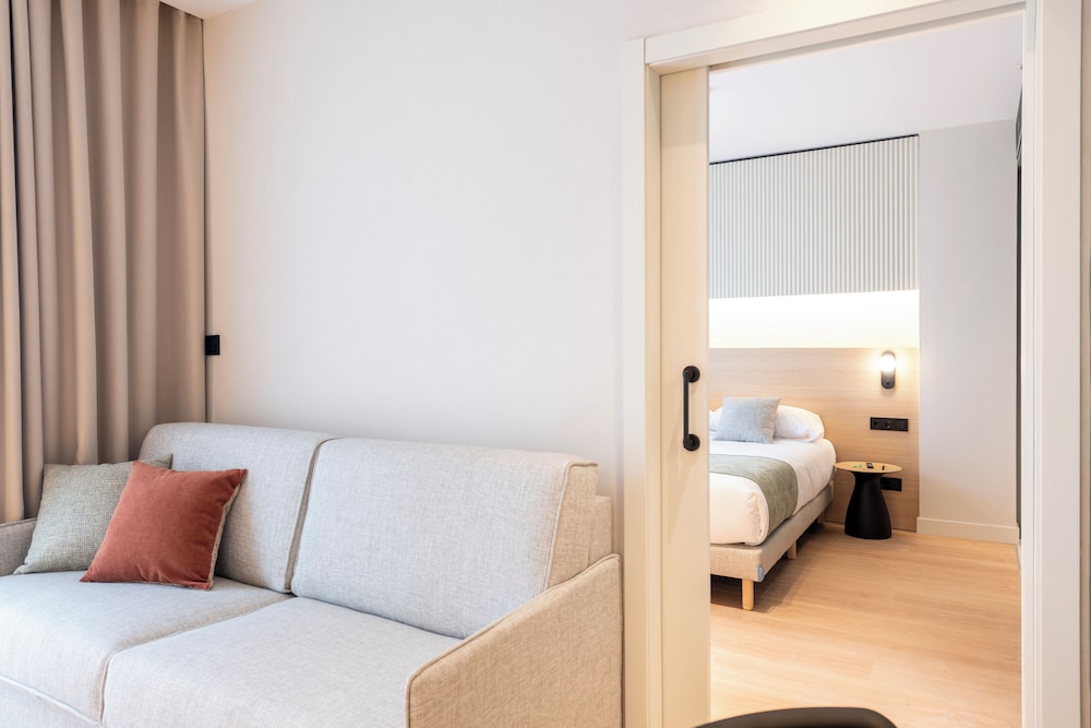 Aparthotel Atenea Calabria — Hotel rooms in Barcelona, Catalonia