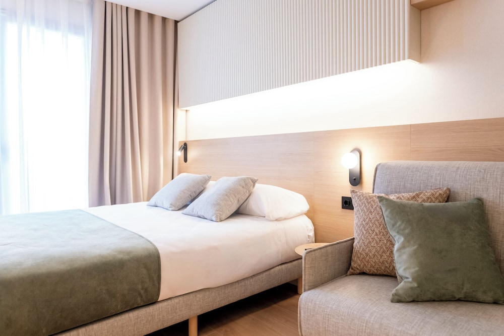 Aparthotel Atenea Calabria — Hotel rooms in Barcelona, Catalonia