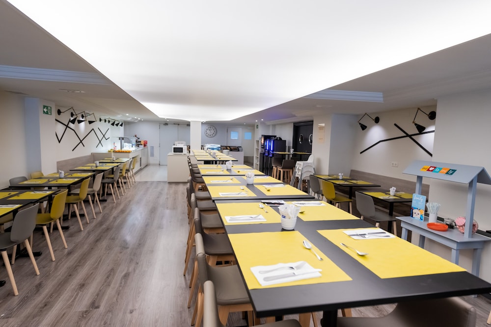 Aparthotel Atenea Calabria — Restaurant & bars in Barcelona, Catalonia