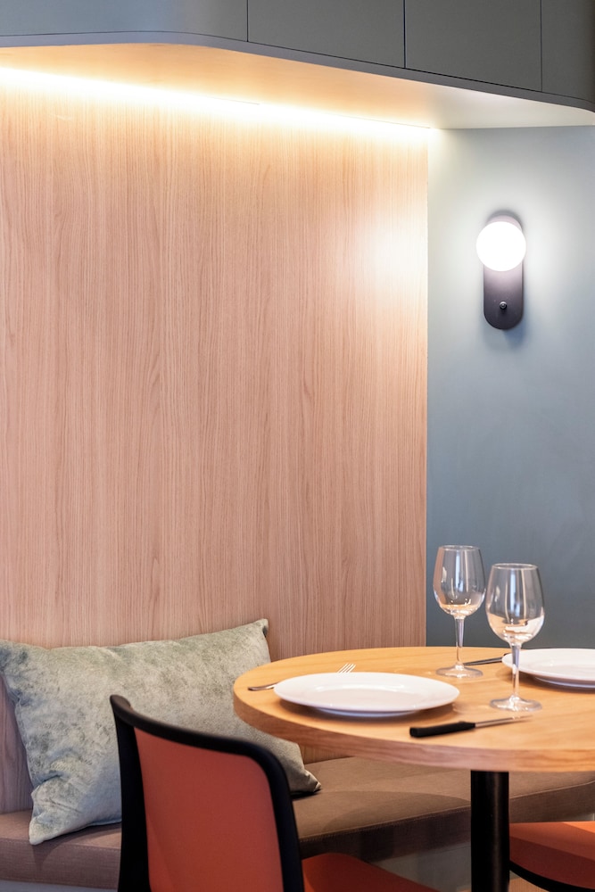 Aparthotel Atenea Calabria — Restaurant & bars in Barcelona, Catalonia