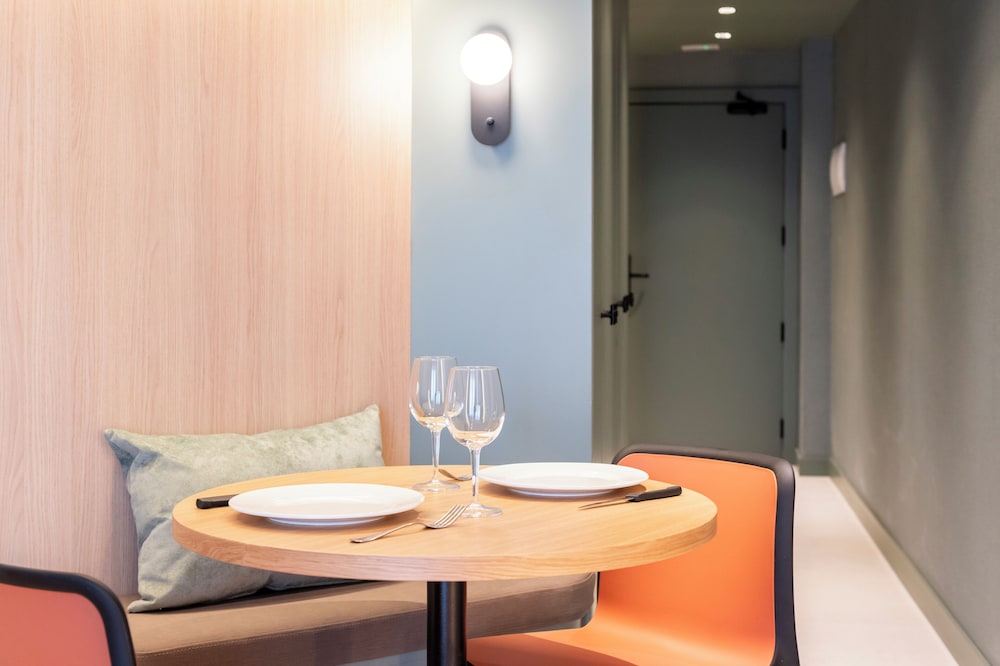 Aparthotel Atenea Calabria — Restaurant & bars in Barcelona, Catalonia