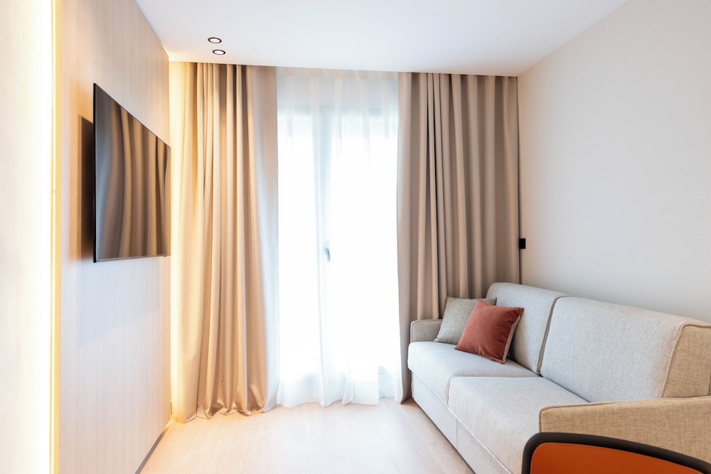 Aparthotel Atenea Calabria — Hotel rooms in Barcelona, Catalonia