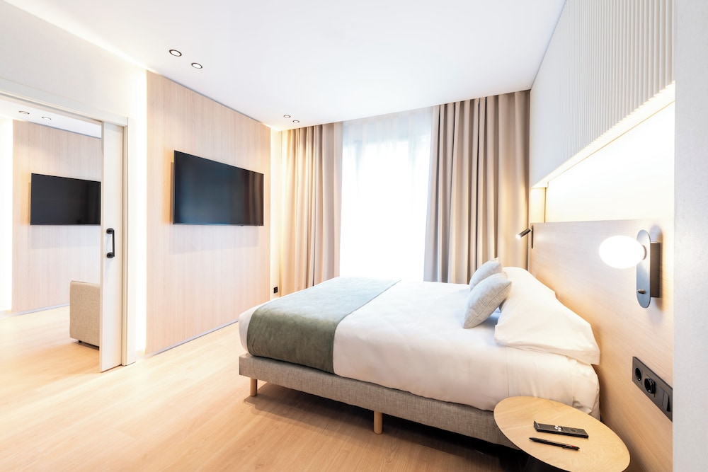 Aparthotel Atenea Calabria — Hotel rooms in Barcelona, Catalonia