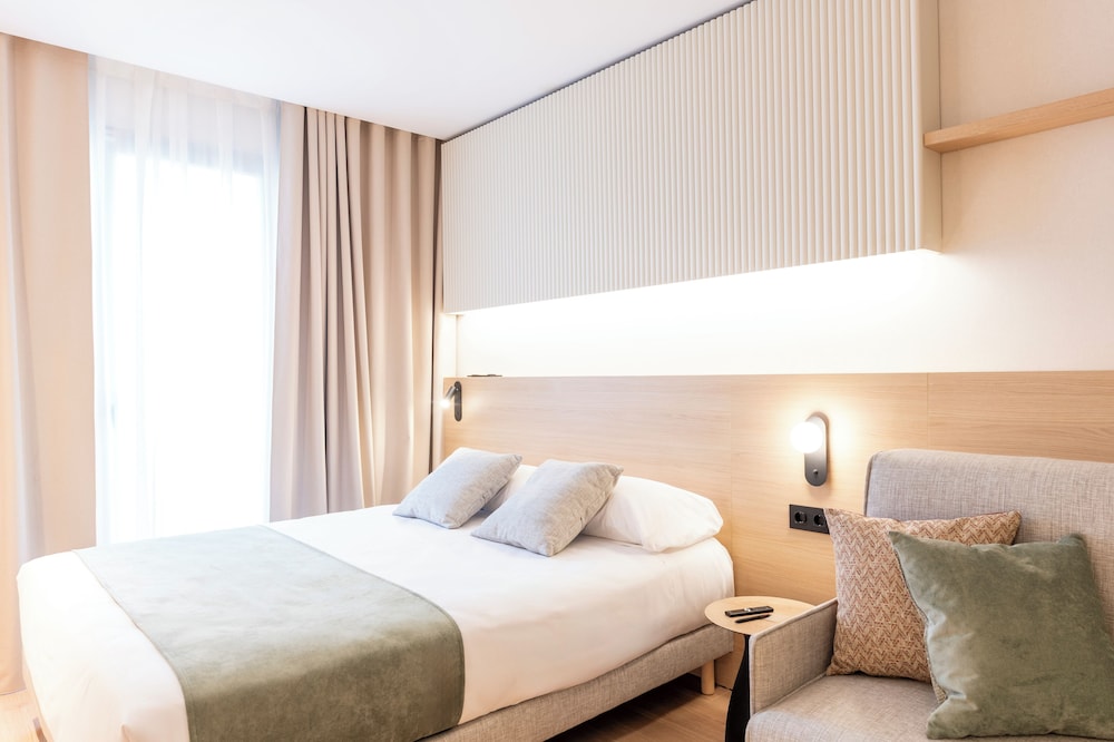 Aparthotel Atenea Calabria — Hotel rooms in Barcelona, Catalonia