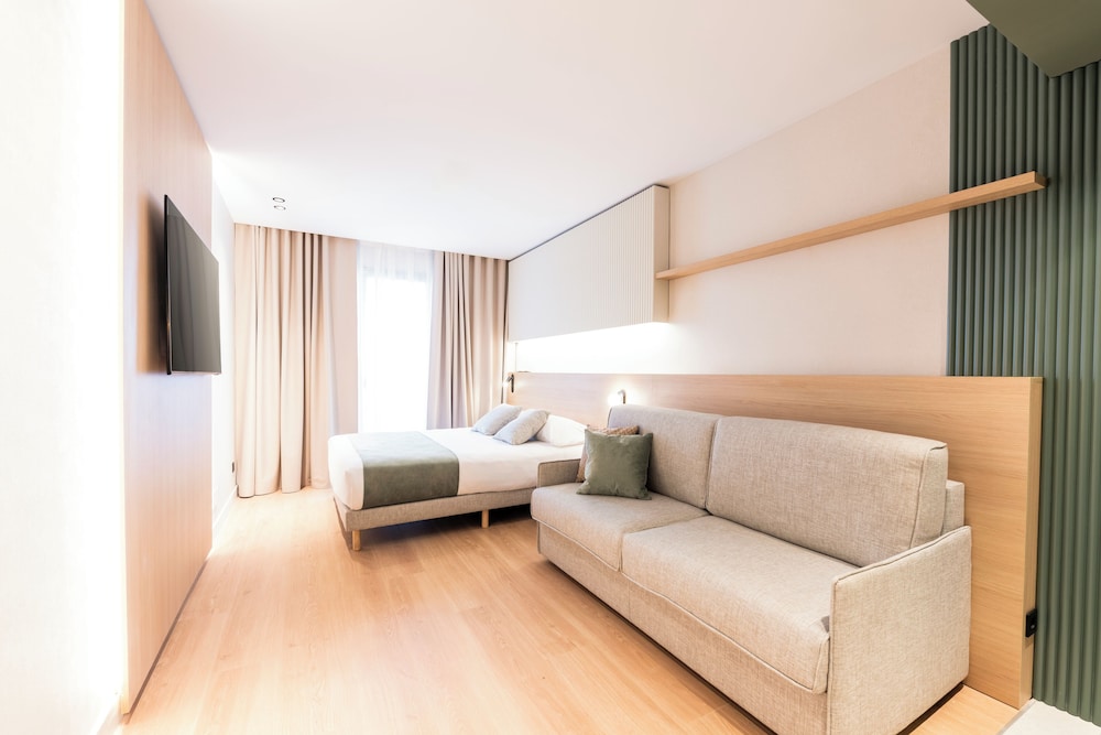 Aparthotel Atenea Calabria — Hotel rooms in Barcelona, Catalonia