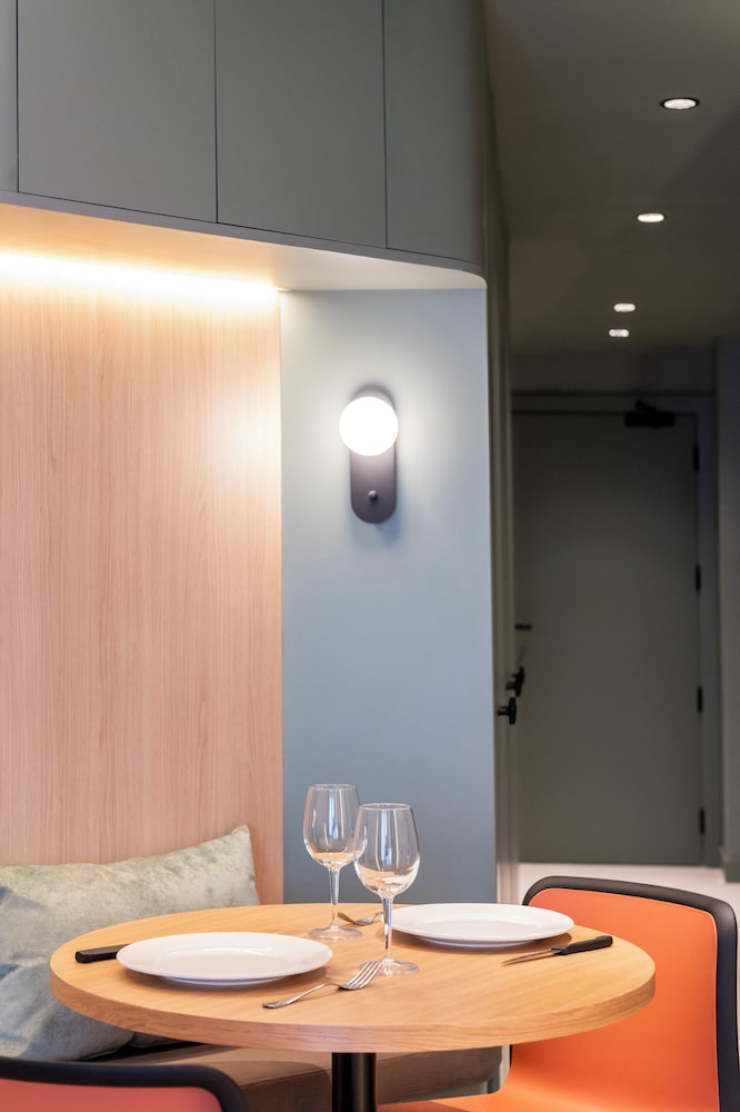 Aparthotel Atenea Calabria — Restaurant & bars in Barcelona, Catalonia