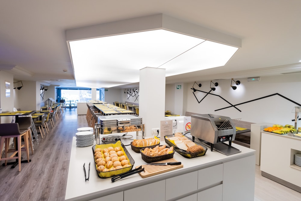 Aparthotel Atenea Calabria — Restaurant & bars in Barcelona, Catalonia