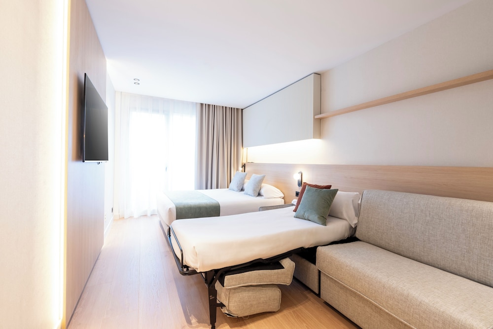 Aparthotel Atenea Calabria — Hotel rooms in Barcelona, Catalonia