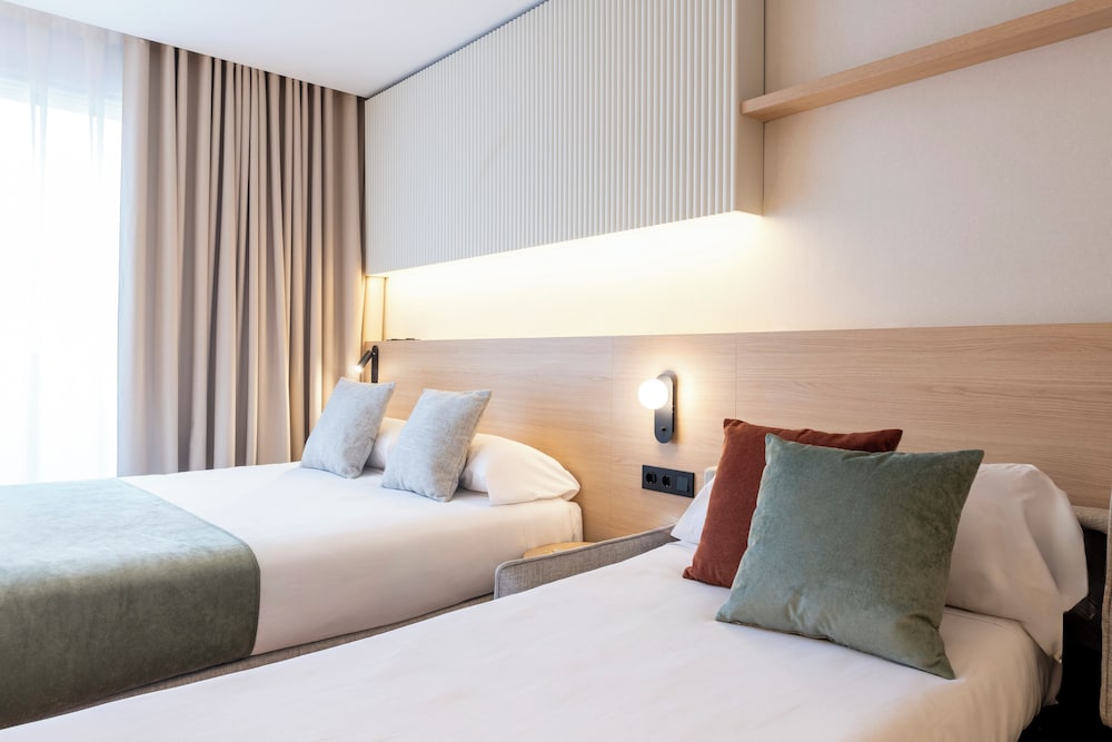 Aparthotel Atenea Calabria — Hotel rooms in Barcelona, Catalonia