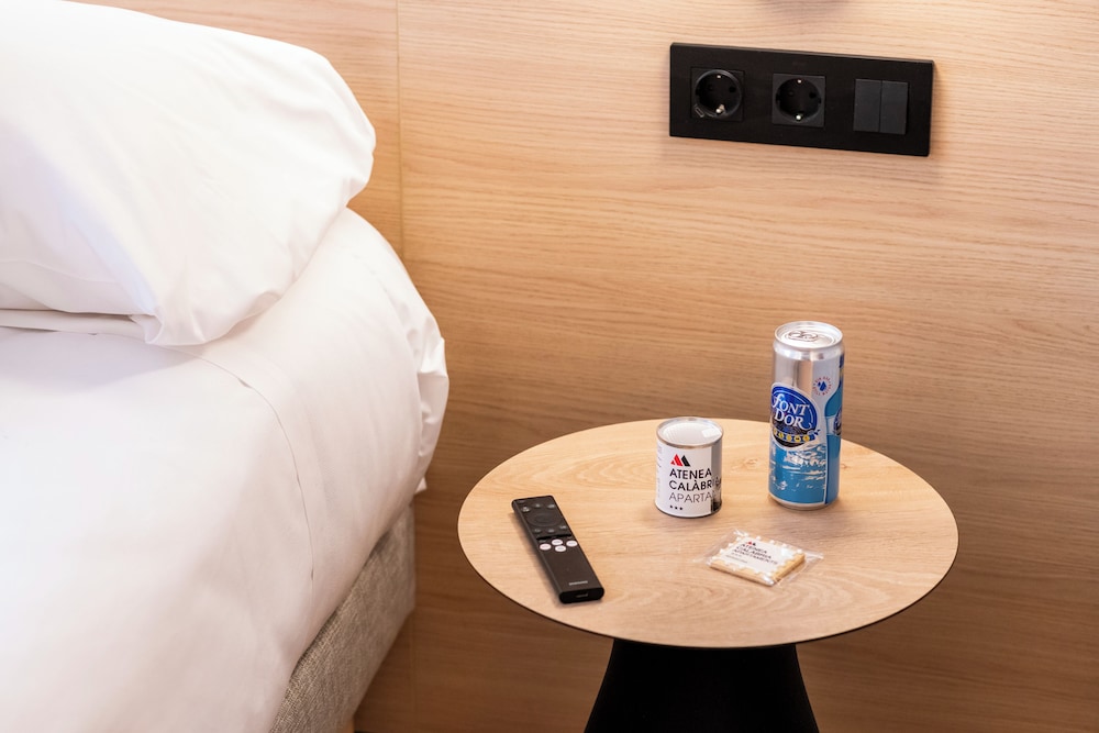 Aparthotel Atenea Calabria — Hotel rooms in Barcelona, Catalonia