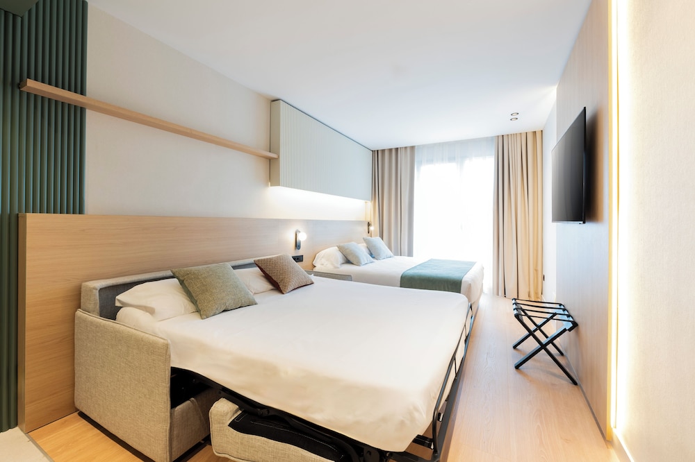 Aparthotel Atenea Calabria — Hotel rooms in Barcelona, Catalonia