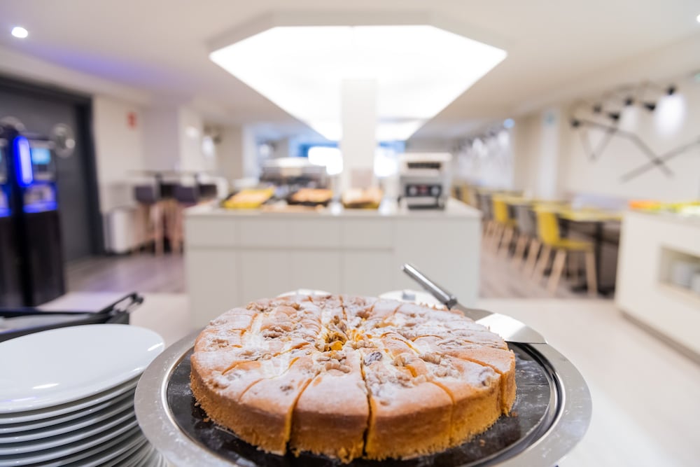 Aparthotel Atenea Calabria — Restaurant & bars in Barcelona, Catalonia