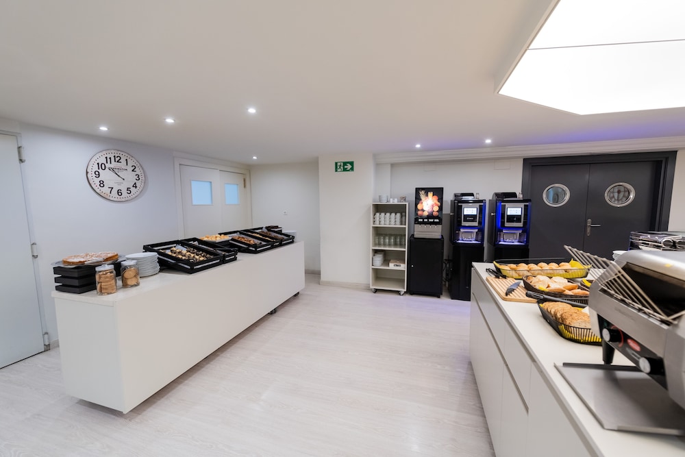Aparthotel Atenea Calabria — Restaurant & bars in Barcelona, Catalonia