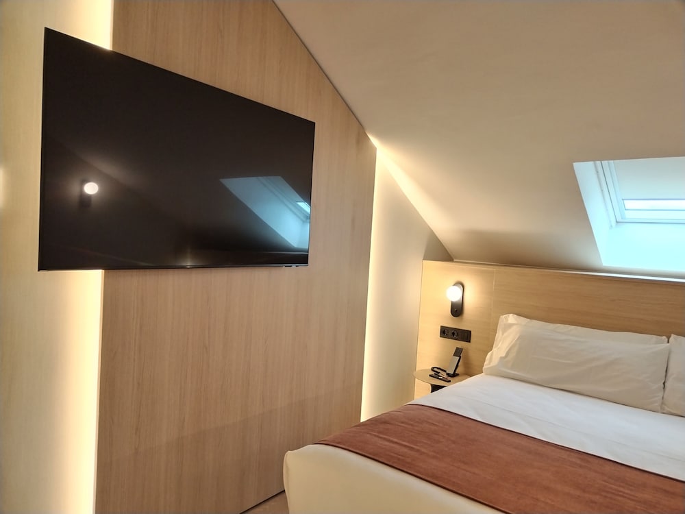Aparthotel Atenea Calabria — Hotel rooms in Barcelona, Catalonia