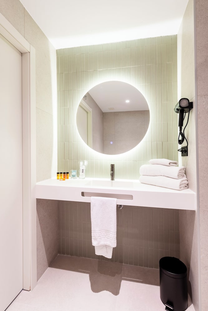 Aparthotel Atenea Calabria — Hotel rooms in Barcelona, Catalonia