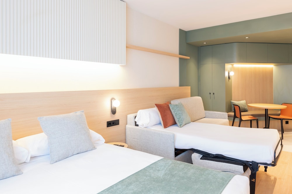 Aparthotel Atenea Calabria — Hotel rooms in Barcelona, Catalonia