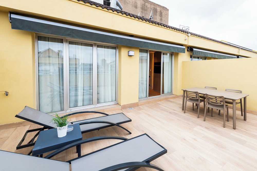 Aparthotel Atenea Calabria — Hotel building in Barcelona, Catalonia