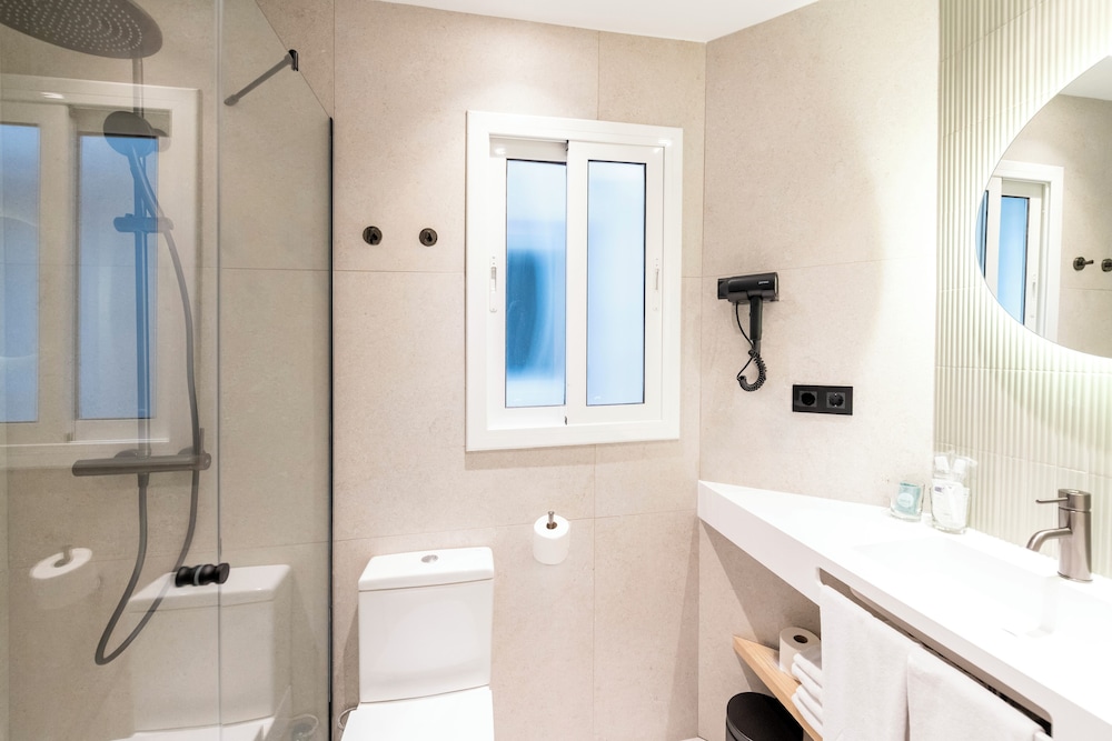Aparthotel Atenea Calabria — Hotel rooms in Barcelona, Catalonia