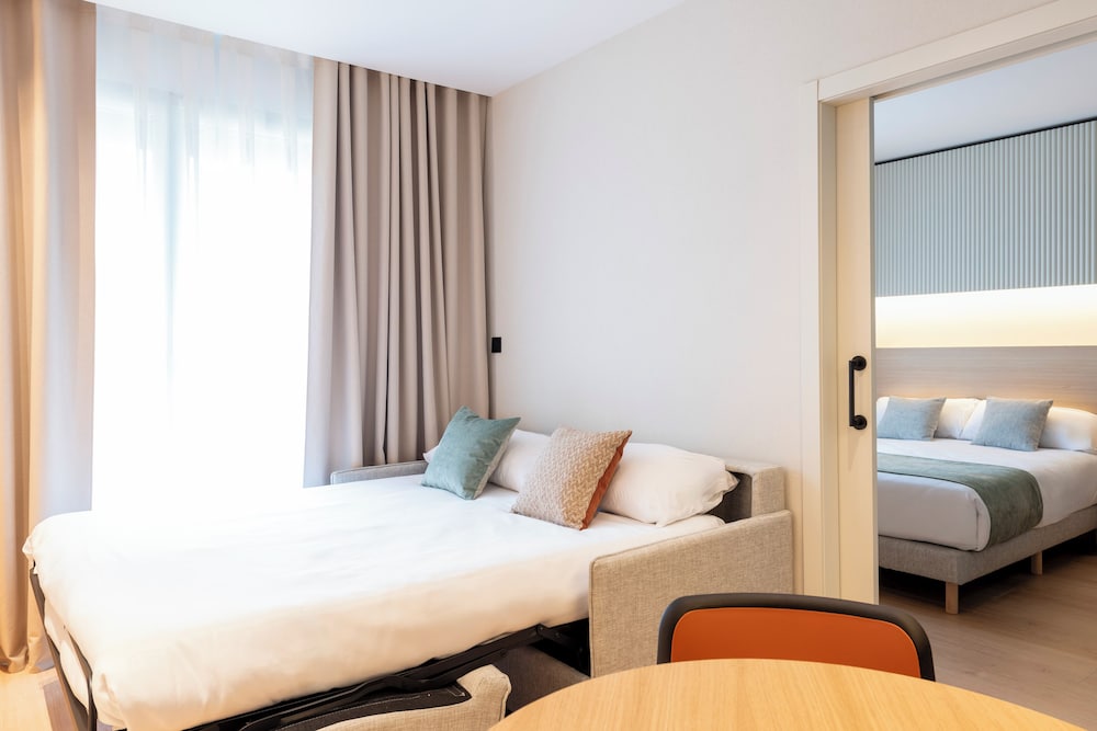 Aparthotel Atenea Calabria — Hotel rooms in Barcelona, Catalonia