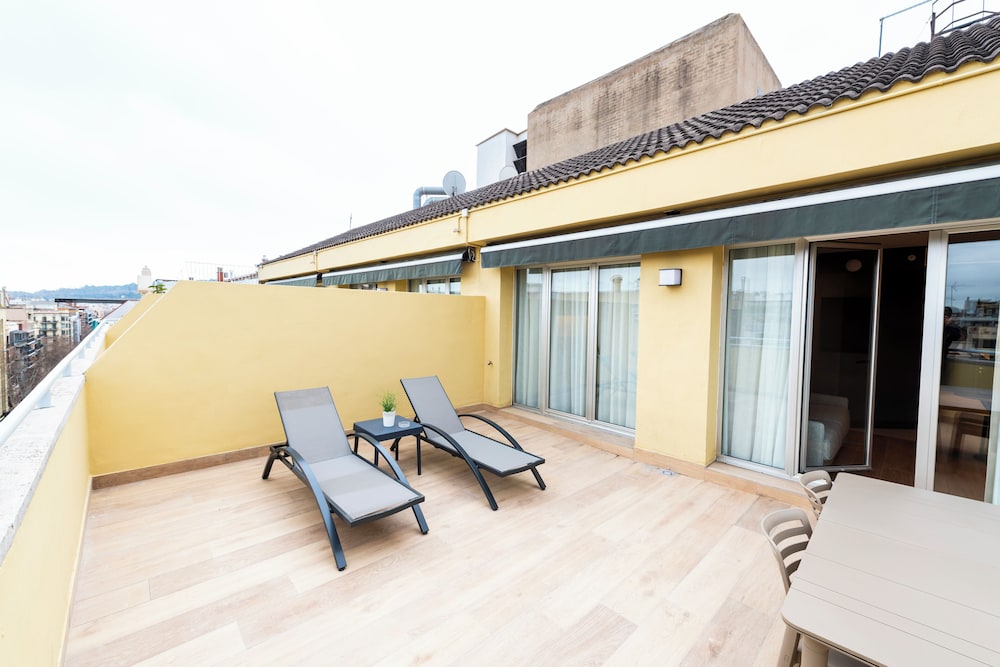 Aparthotel Atenea Calabria — Hotel building in Barcelona, Catalonia