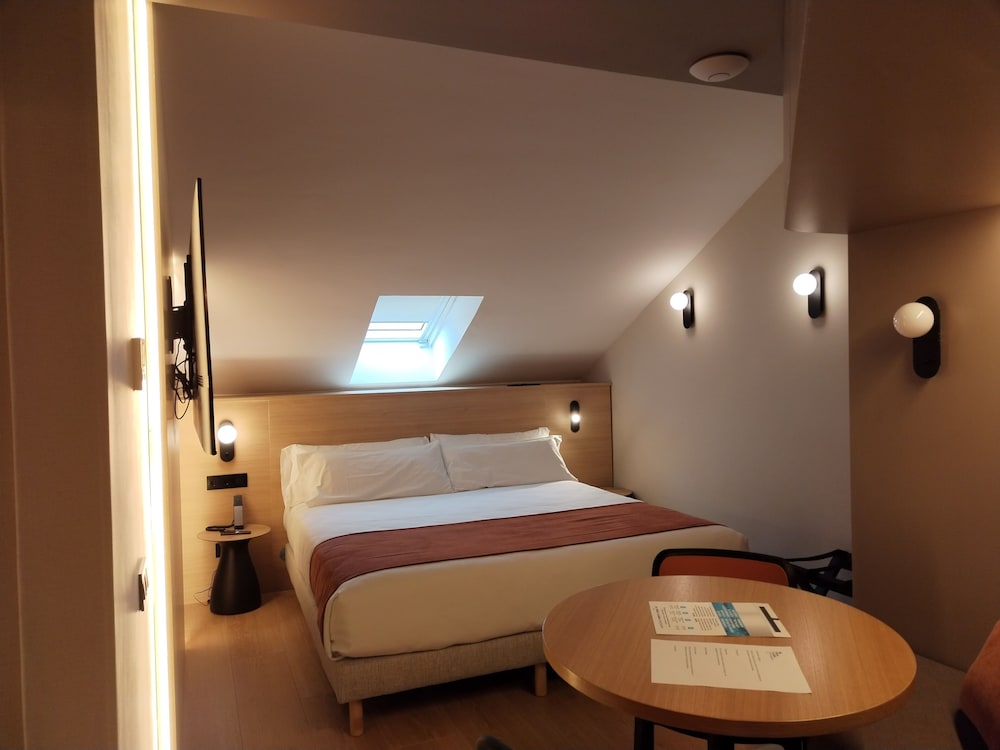 Aparthotel Atenea Calabria — Hotel rooms in Barcelona, Catalonia