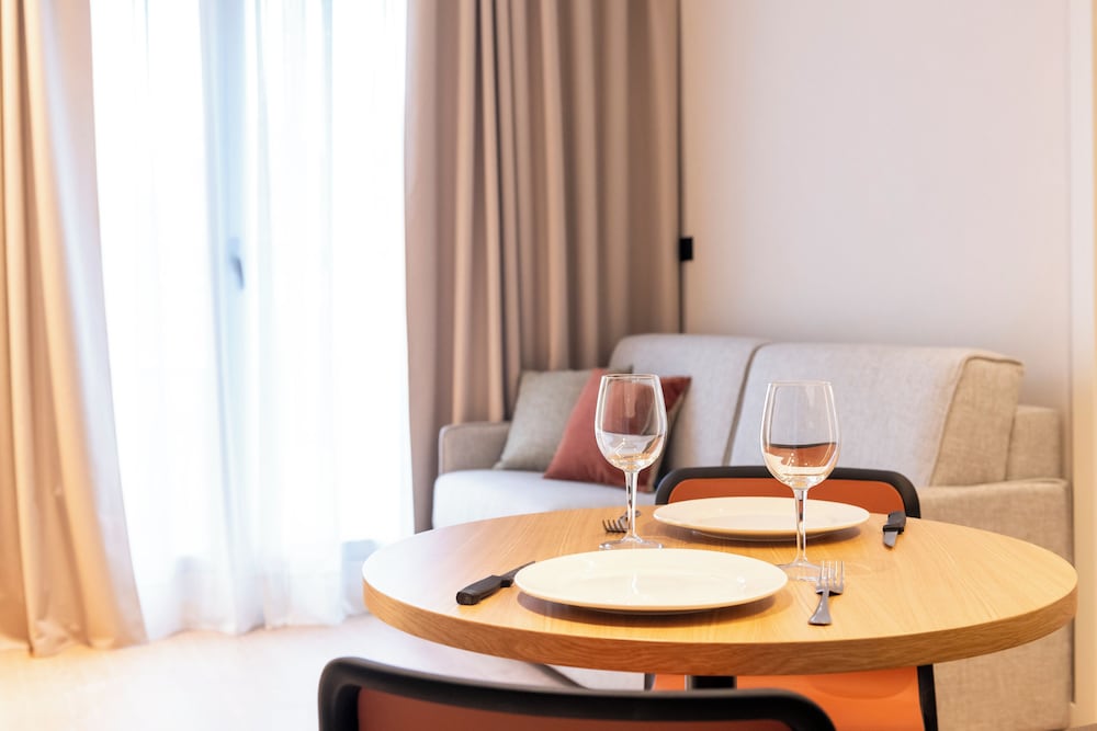 Aparthotel Atenea Calabria — Hotel rooms in Barcelona, Catalonia