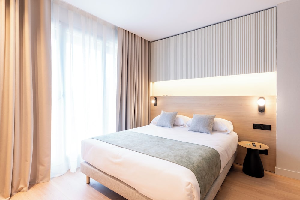 Aparthotel Atenea Calabria — Hotel rooms in Barcelona, Catalonia