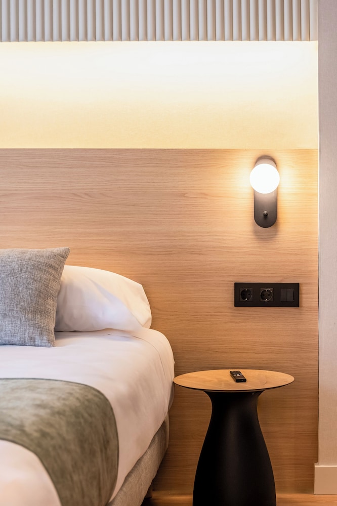 Aparthotel Atenea Calabria — Hotel rooms in Barcelona, Catalonia