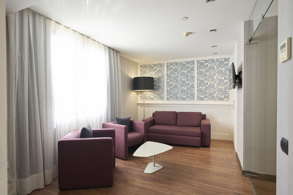 Catalonia Catedral Hotel — Hotel rooms in Barcelona, Catalonia