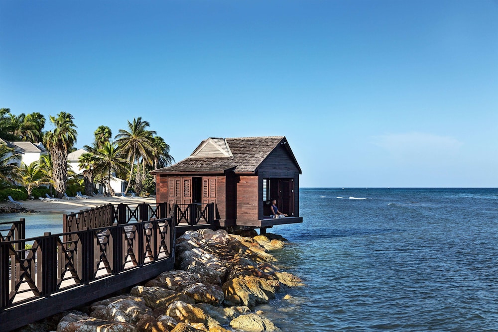 Half Moon — Hotel building in Montego Bay