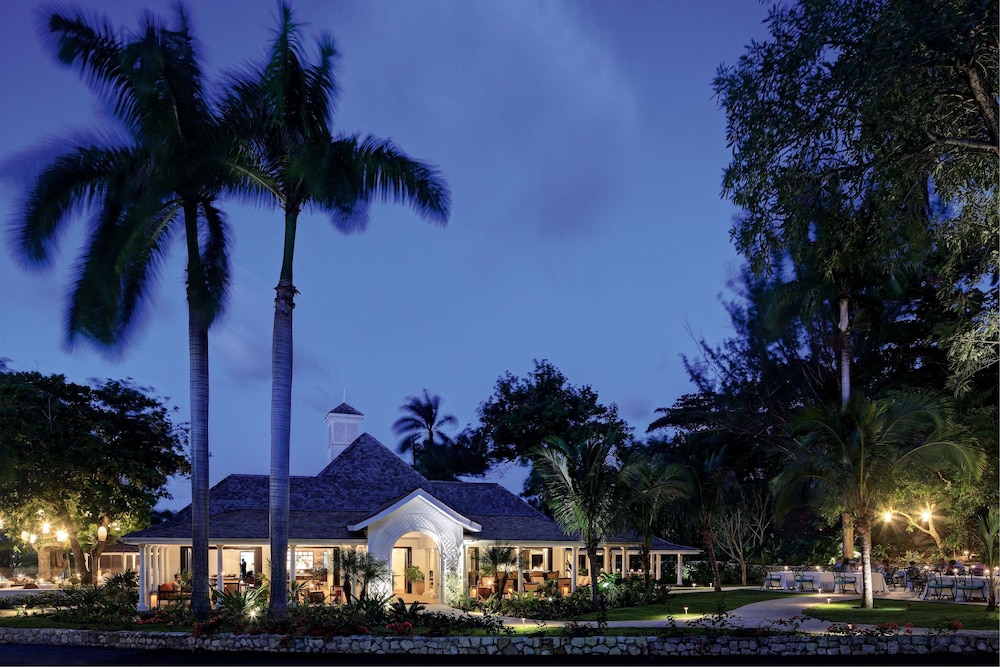 Half Moon — Hotel building in Montego Bay