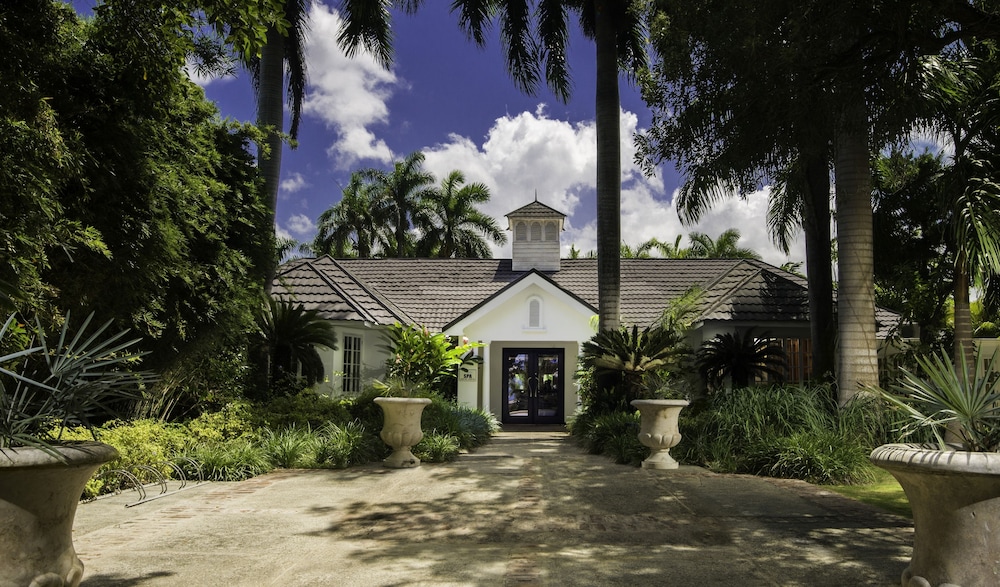 Half Moon — Hotel building in Montego Bay
