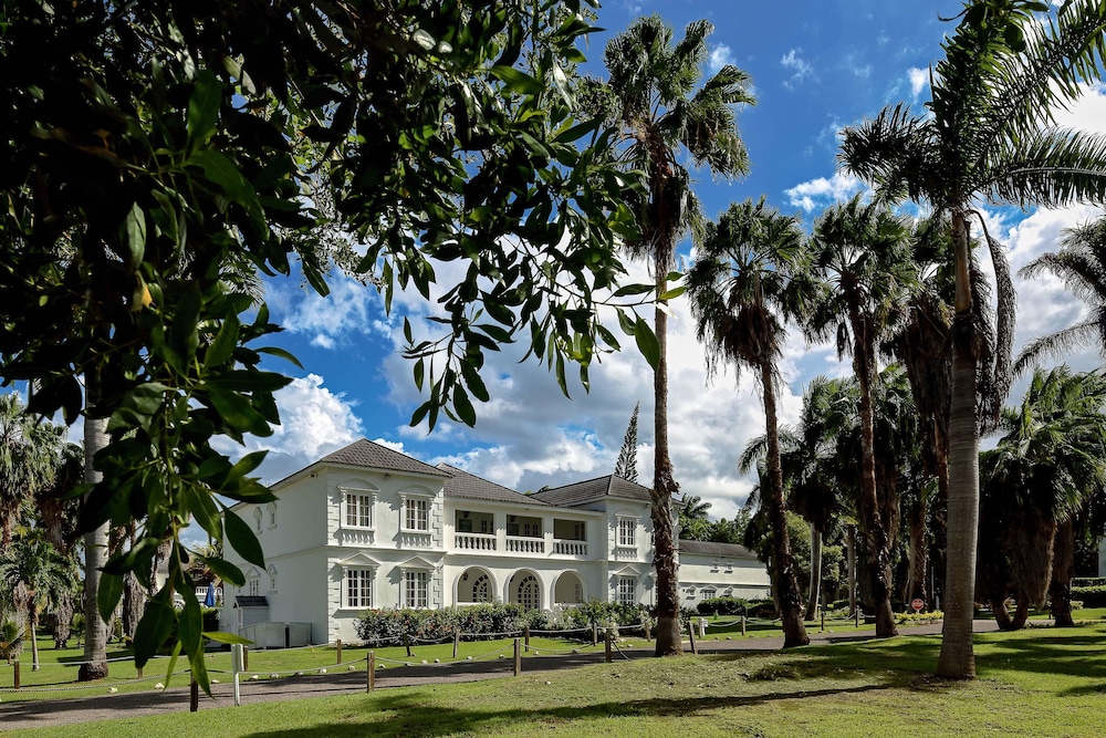 Half Moon — Hotel building in Montego Bay