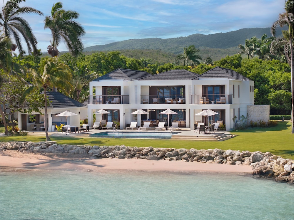 Half Moon — Hotel building in Montego Bay