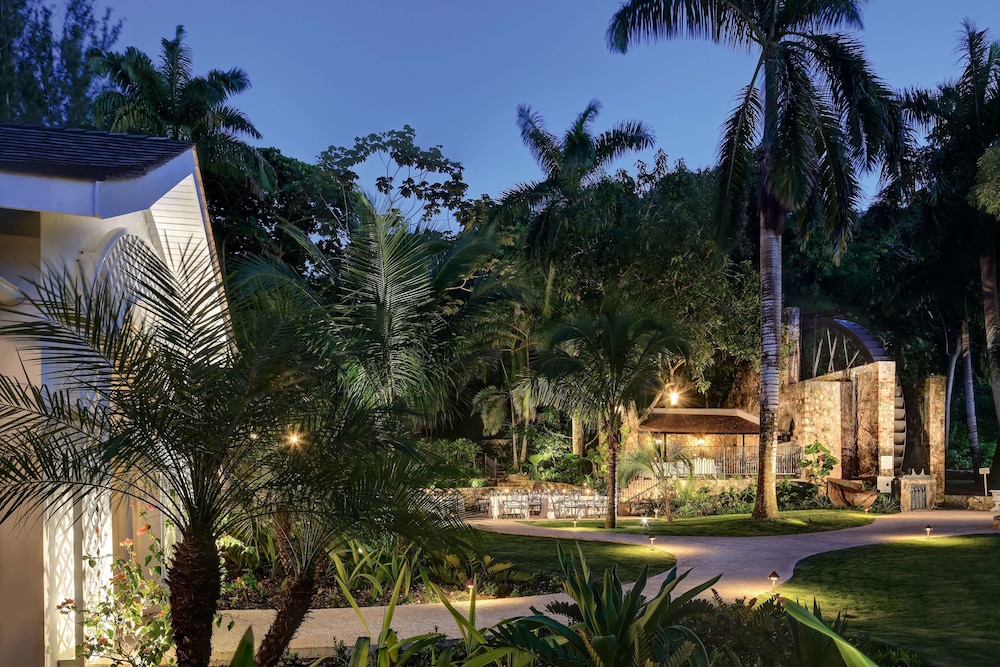 Half Moon — Hotel building in Montego Bay