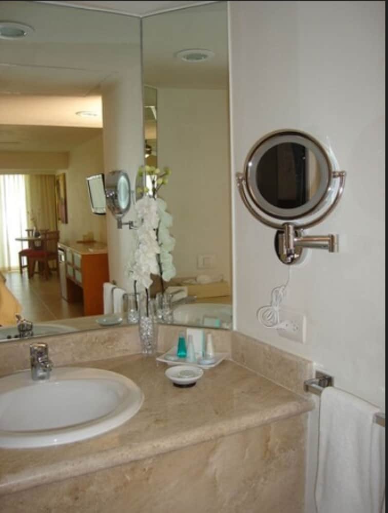 Ocean Spa Hotel – All Inclusive — Hotel rooms in Cancun, Quintana Roo