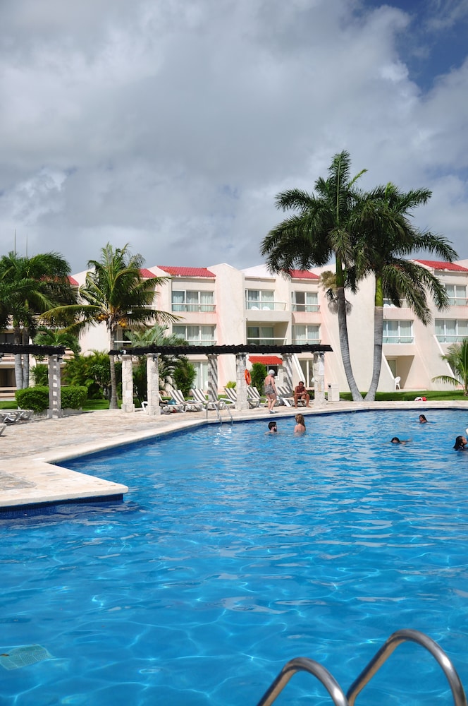 Ocean Spa Hotel – All Inclusive — Swimming pool in Cancun, Quintana Roo