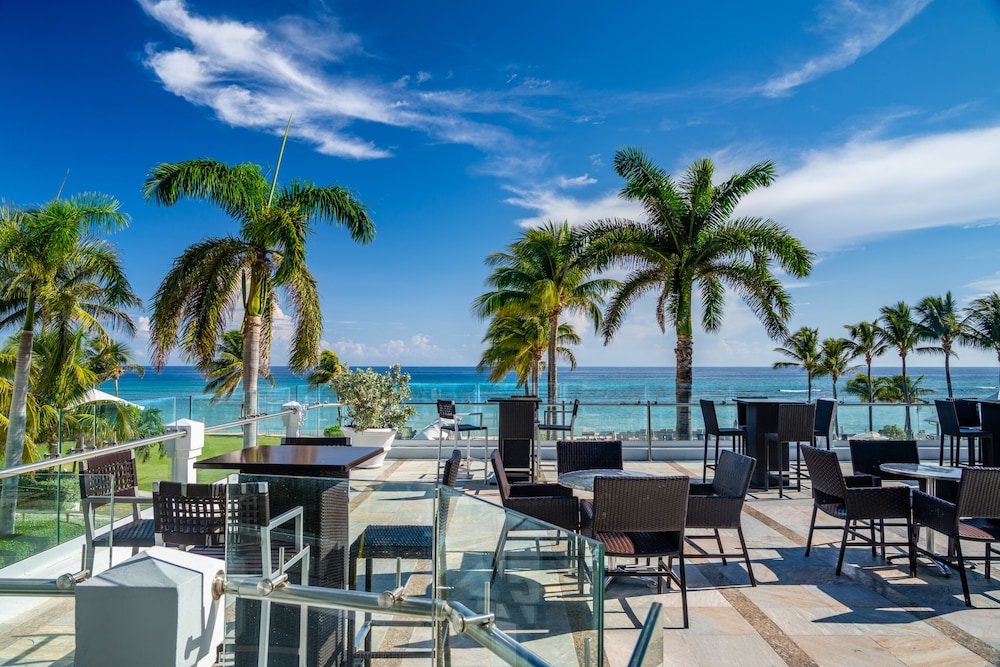 Dreams Rose Hall Resort & Spa - All Inclusive — Restaurant & bars in Montego Bay