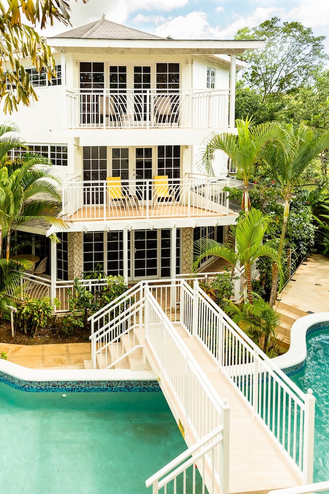 Rondel Village — Hotel building in Negril
